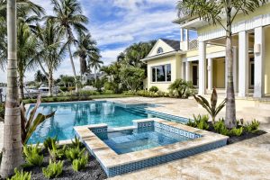 美丽的游泳池和水疗中必威app精装版下载心在佛罗里达州的一个庄园。